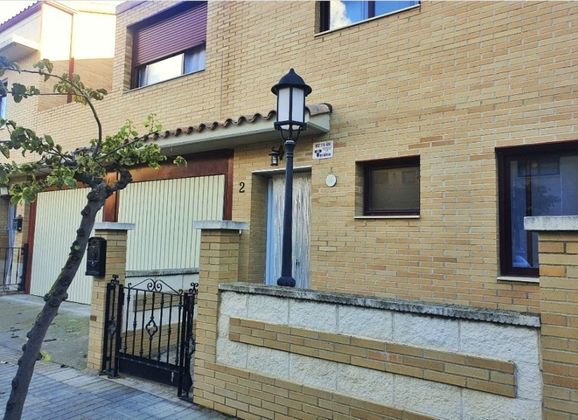 Foto 1 de Casa adossada en venda a calle El Justicia de 4 habitacions amb terrassa i garatge