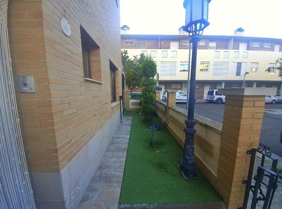 Foto 2 de Casa adossada en venda a calle El Justicia de 4 habitacions amb terrassa i garatge