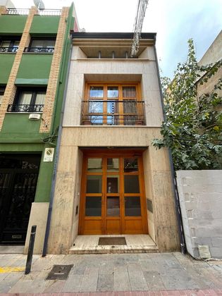 Foto 1 de Edifici en venda a calle De Gumbau de 186 m²