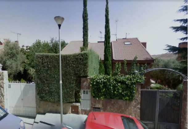 Foto 1 de Casa en venta en Valdeolmos de 3 habitaciones con piscina y jardín