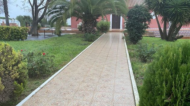 Foto 2 de Casa adossada en venda a Coria del Río de 8 habitacions amb terrassa i piscina