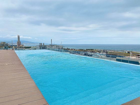 Foto 1 de Alquiler de piso en El Besós i el Maresme de 3 habitaciones con terraza y piscina
