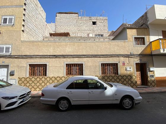 Foto 2 de Casa adossada en venda a calle Peru de 4 habitacions amb terrassa