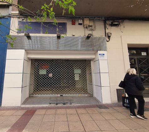 Foto 1 de Local en lloguer a calle Francisco de Vitoria amb aire acondicionat