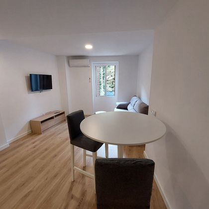 Foto 1 de Piso en alquiler en calle Luis Montoto de 1 habitación con terraza y muebles