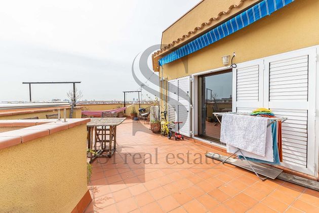 Foto 2 de Ático en venta en Sant Andreu de Palomar de 2 habitaciones con terraza y aire acondicionado