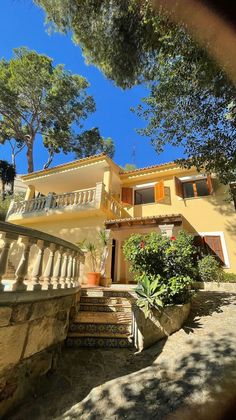 Foto 2 de Chalet en venta en calle Sant Andreu de 4 habitaciones con terraza y piscina