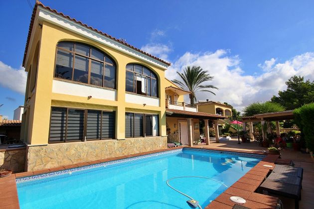 Foto 1 de Chalet en venta en calle De Cassiopea de 5 habitaciones con terraza y piscina