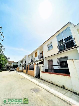 Foto 1 de Casa adossada en venda a plaza Constitución de 4 habitacions amb terrassa i garatge