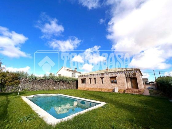 Foto 2 de Chalet en venta en Arcicóllar de 3 habitaciones con terraza y piscina