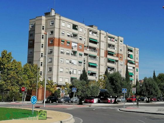 Foto 1 de Venta de piso en avenida Del Río Boladiez de 3 habitaciones con terraza y muebles