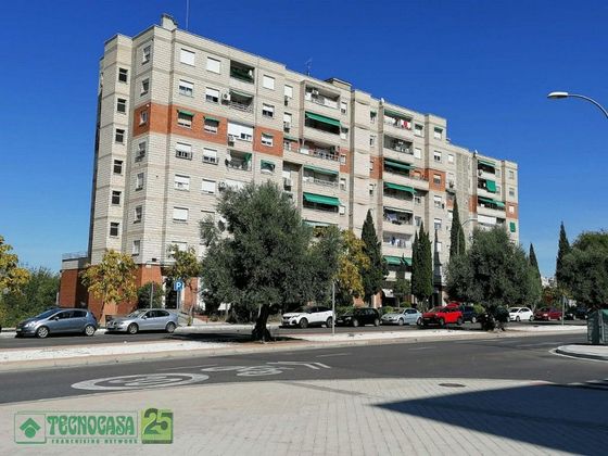 Foto 2 de Pis en venda a avenida Del Río Boladiez de 3 habitacions amb terrassa i mobles