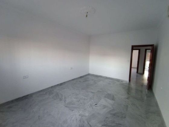 Foto 2 de Venta de piso en Guillena de 3 habitaciones y 126 m²