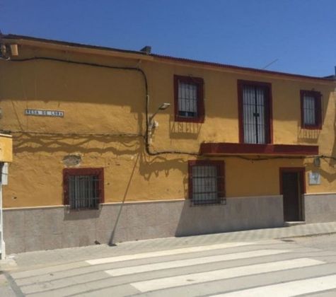 Foto 2 de Casa en venda a Lora del Río de 4 habitacions amb terrassa