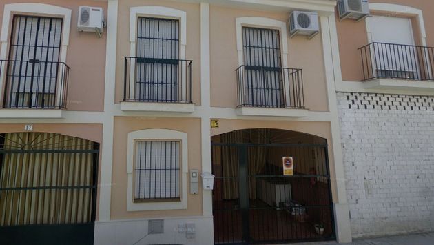 Foto 1 de Venta de casa en Guillena de 4 habitaciones con terraza