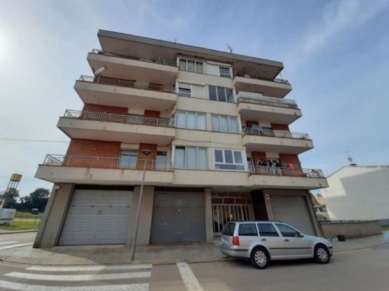 Foto 1 de Piso en venta en Vilobi d´Onyar de 3 habitaciones con terraza y aire acondicionado