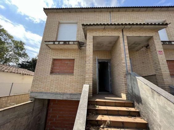 Foto 2 de Casa en venta en Palau-solità i Plegamans de 4 habitaciones con garaje y aire acondicionado