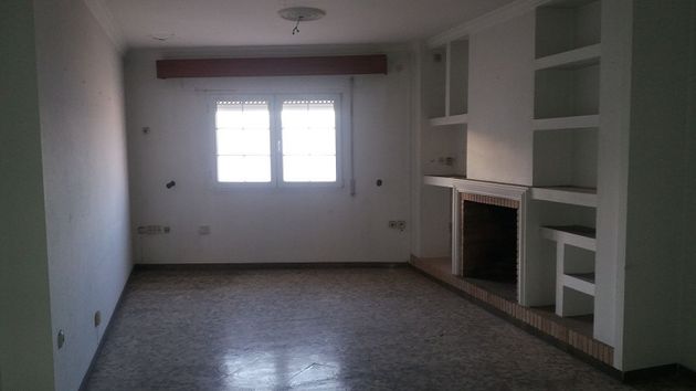 Foto 2 de Venta de casa en Lebrija de 4 habitaciones con terraza
