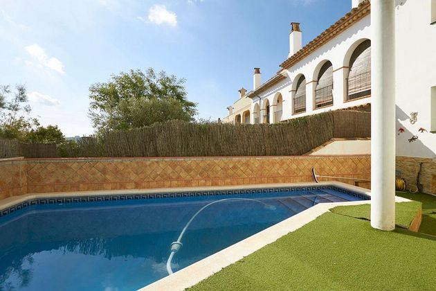 Foto 1 de Venta de casa adosada en Sant Pere de Ribes Centro de 4 habitaciones con terraza y piscina