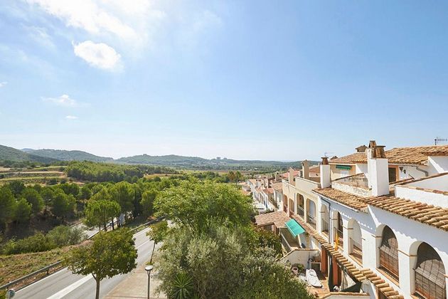 Foto 2 de Venta de casa adosada en Sant Pere de Ribes Centro de 4 habitaciones con terraza y piscina