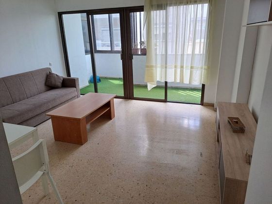 Foto 1 de Pis en lloguer a calle La Naval de 2 habitacions amb mobles i balcó