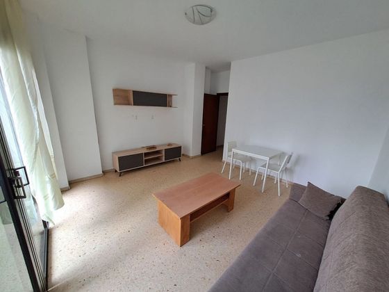 Foto 2 de Pis en lloguer a calle La Naval de 2 habitacions amb mobles i balcó