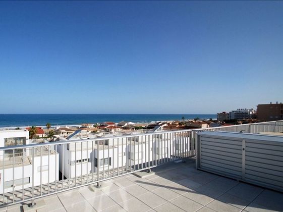 Foto 1 de Venta de casa en Guardamar Playa de 4 habitaciones con terraza y piscina