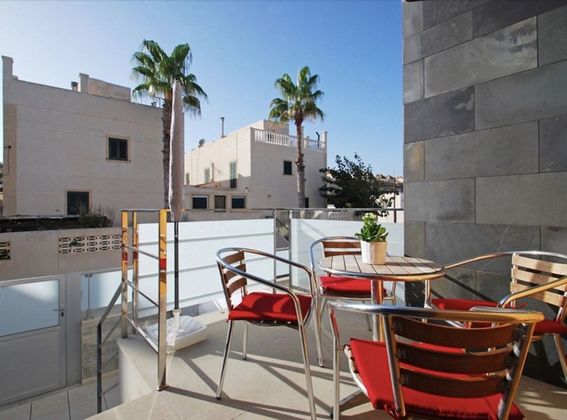 Foto 2 de Venta de casa en Guardamar Playa de 4 habitaciones con terraza y piscina