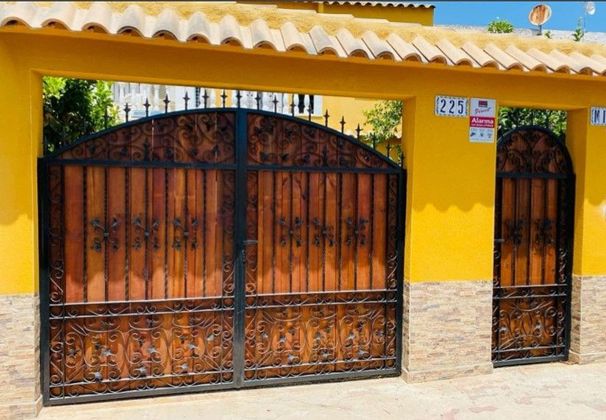 Foto 2 de Casa rural en venda a La Siesta - El Salado - Torreta de 3 habitacions amb terrassa i jardí