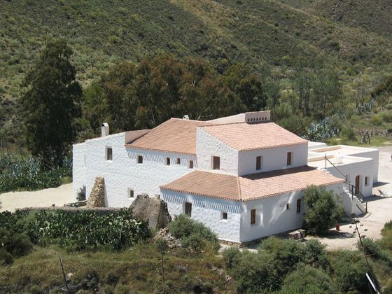 Foto 2 de Casa en venda a calle El Saltador de 12 habitacions amb terrassa i garatge