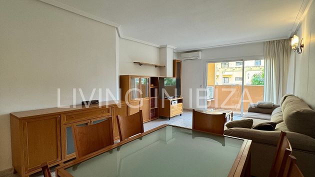 Foto 1 de Pis en lloguer a Santa Eulalia del Río de 3 habitacions amb mobles i balcó