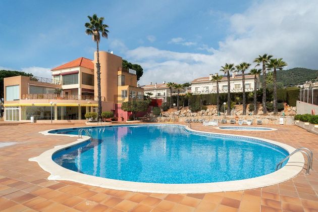 Foto 1 de Casa adossada en venda a Premià de Dalt de 7 habitacions amb terrassa i piscina