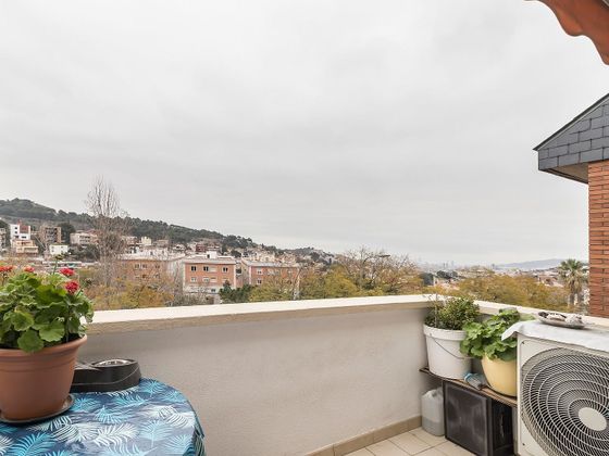 Foto 2 de Dúplex en venda a Vallcarca i els Penitents de 6 habitacions amb terrassa i piscina
