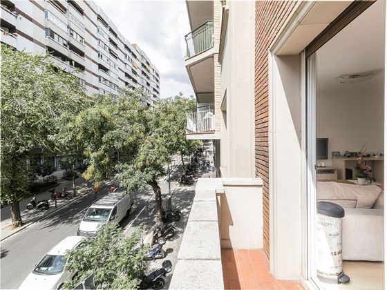 Foto 2 de Piso en venta en El Baix Guinardó de 4 habitaciones con terraza y balcón