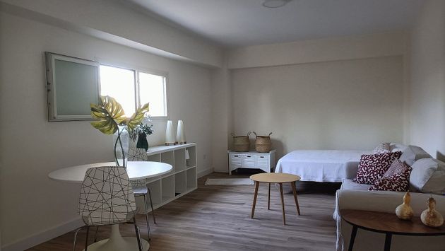 Foto 2 de Alquiler de estudio en Castellví de Rosanes con terraza y muebles
