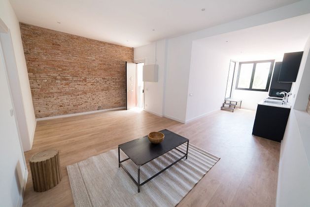 Foto 1 de Alquiler de ático en calle De Mallorca de 1 habitación con terraza y muebles