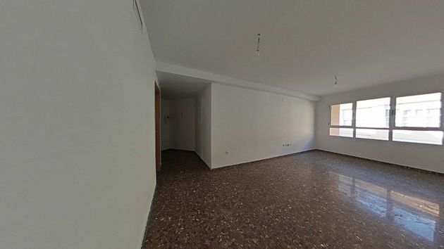 Foto 2 de Alquiler de piso en Benicalap de 2 habitaciones con garaje y ascensor