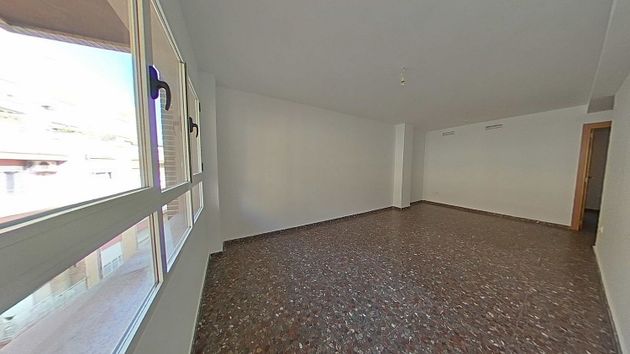 Foto 1 de Alquiler de piso en Benicalap de 2 habitaciones con garaje y ascensor