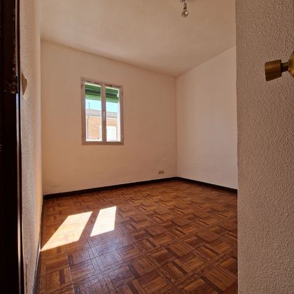 Foto 1 de Venta de piso en Villalba Estación de 3 habitaciones con balcón y calefacción