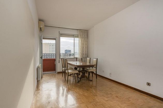 Foto 2 de Venta de piso en El Poblenou de 3 habitaciones con terraza y calefacción