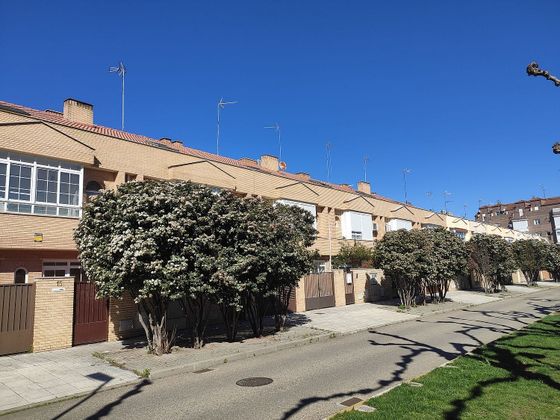 Foto 2 de Venta de casa adosada en Bulevar - Plaza Castilla de 3 habitaciones con terraza y garaje