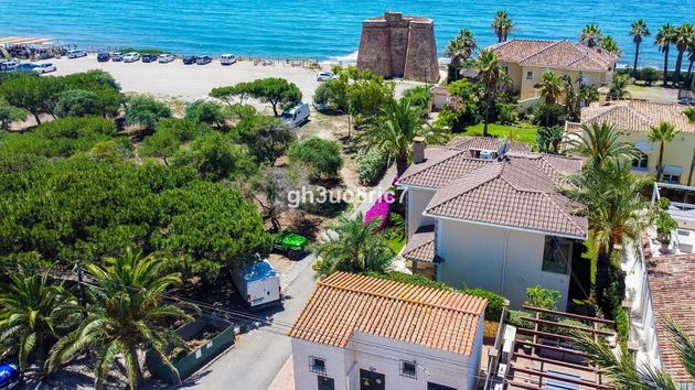Foto 2 de Venta de chalet en Cabo Pino - Reserva de Marbella de 6 habitaciones con terraza y piscina
