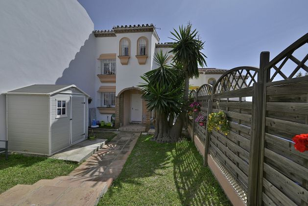 Foto 1 de Casa adossada en venda a urbanización Sitio de Calahonda de 4 habitacions amb terrassa i piscina
