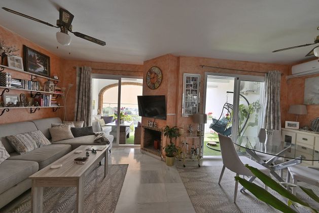 Foto 2 de Casa adossada en venda a urbanización Sitio de Calahonda de 4 habitacions amb terrassa i piscina