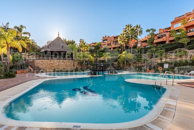 Foto 1 de Pis en venda a Los Naranjos - Las Brisas de 2 habitacions amb terrassa i piscina