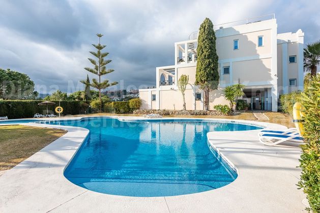 Foto 2 de Venta de ático en Benahavís de 3 habitaciones con terraza y piscina