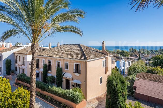 Foto 1 de Venta de casa en Lomas de Marbella Club - Puente Romano de 6 habitaciones con terraza y piscina