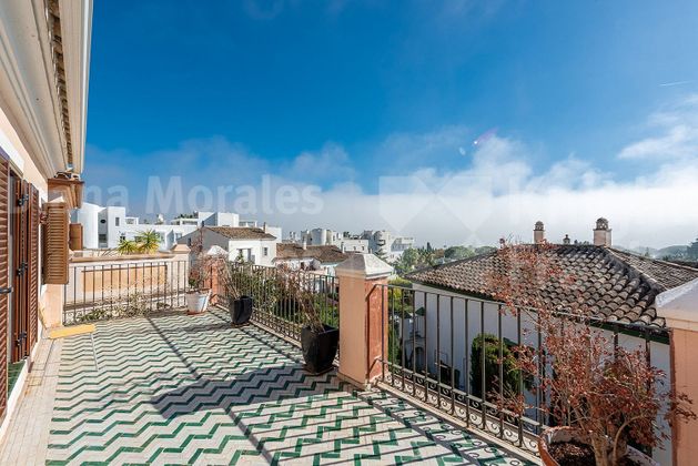 Foto 2 de Venta de casa en Lomas de Marbella Club - Puente Romano de 6 habitaciones con terraza y piscina