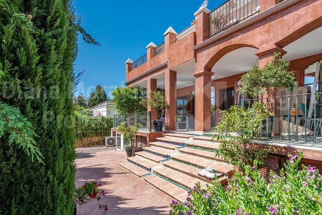 Foto 2 de Alquiler de chalet en Lomas de Marbella Club - Puente Romano de 8 habitaciones con terraza y piscina