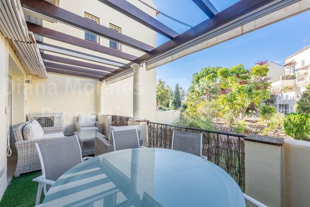 Foto 2 de Dúplex en venda a Los Naranjos - Las Brisas de 3 habitacions amb terrassa i piscina